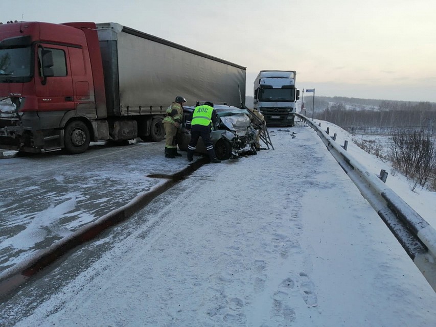 Лобовое столкновение легковушки и грузовика Фото: ГУ МВД по Красноярскому краю