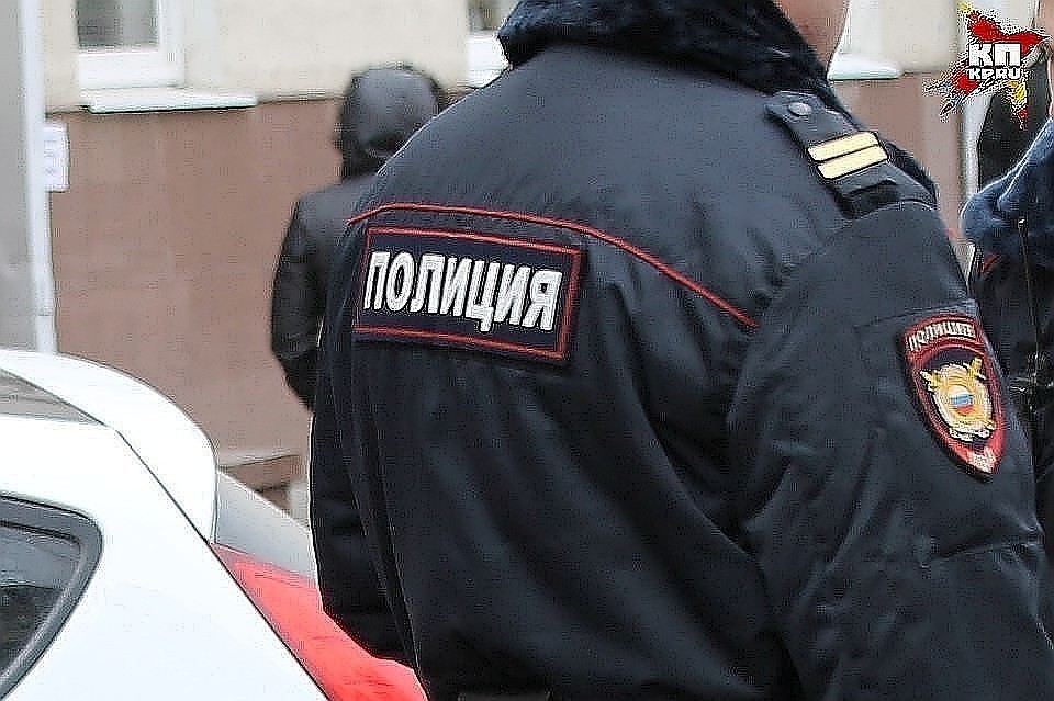 Вор забирался в авто, разбивая окна.
