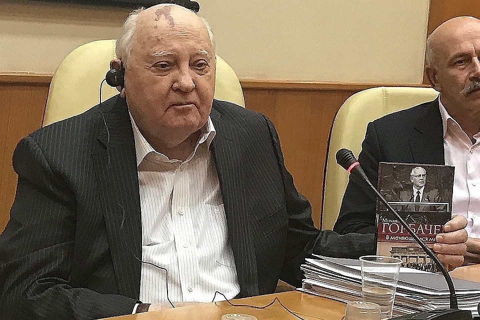 Горбачев призвал мир избегать "холодных" и "горячих" войн