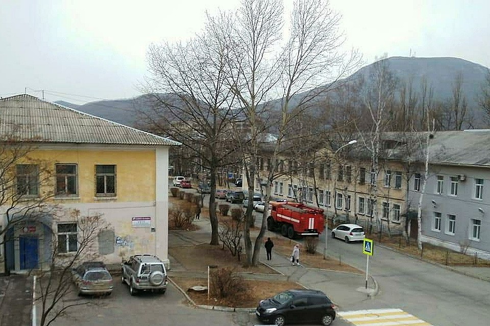 Больше 500 человек эвакуированы из школы в Приморье