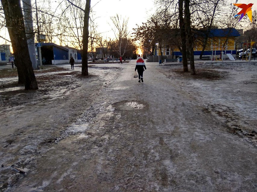 Тротуары Саратова обледенели