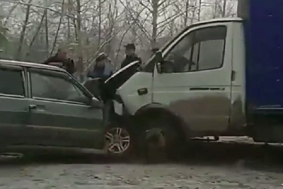 На месте аварии работали сотрудники «скорой помощи» и Госавтоинспекции. Фото: скриншот с видео в Instagram @chp_59