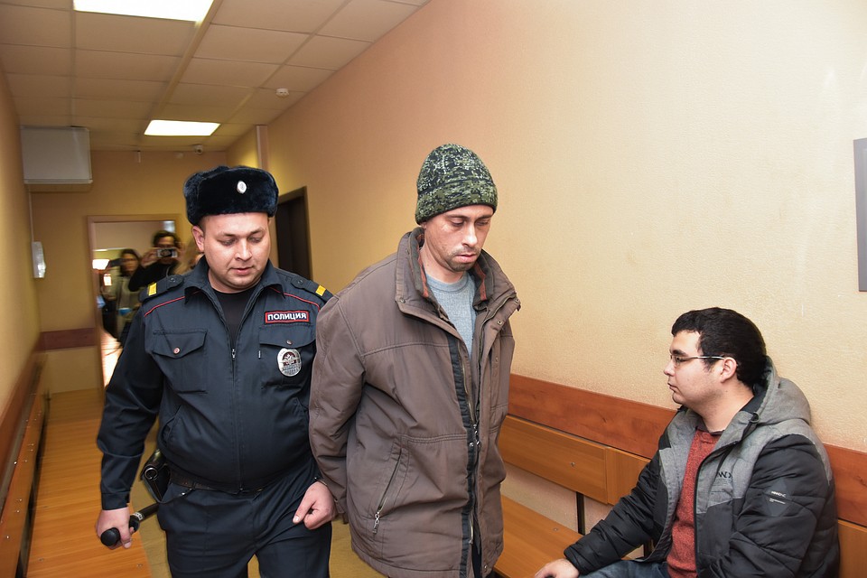 Максима ведут в зал суда.