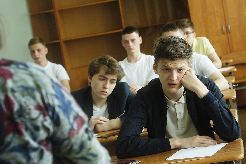 Выпускники пишут итоговое сочинение, которое необходимо для допуска к единому госэкзамену.