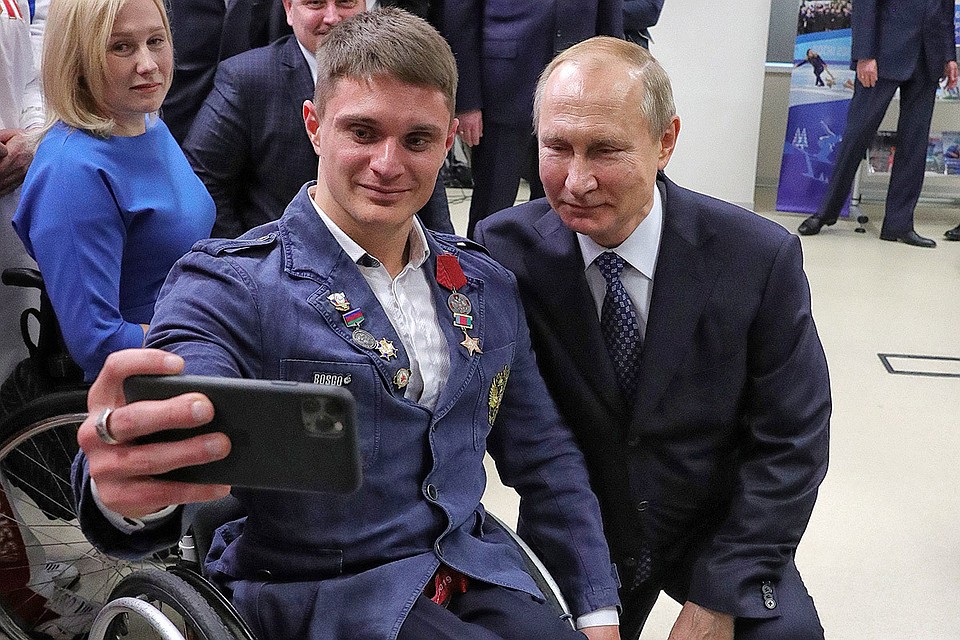 Президент РФ Владимир Путин на встрече с паралимпийцами во время посещения Российского международного олимпийского университета. Фото: Михаил Климентьев/пресс-служба президента РФ/ТАСС
