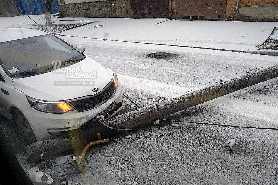 Иномарка снесла столб в Ростове. Фото: Ростов Главный