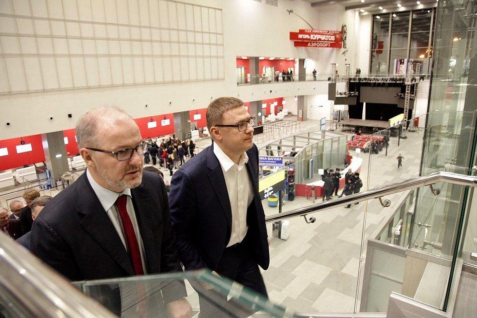 Губернатор Алексей Текслер и глава «Новапорта» Роман Троценко в новом терминале.