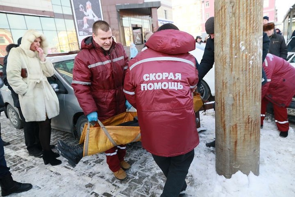 Иномарка влетела в остановку с людьми, пострадала девушка.