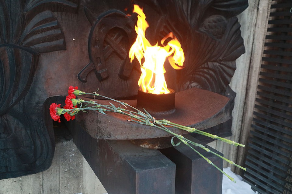 Сергей Меняйло возложил цветы на Мемориале Славы в День неизвестного солдата Фото: Олег УКЛАДОВ