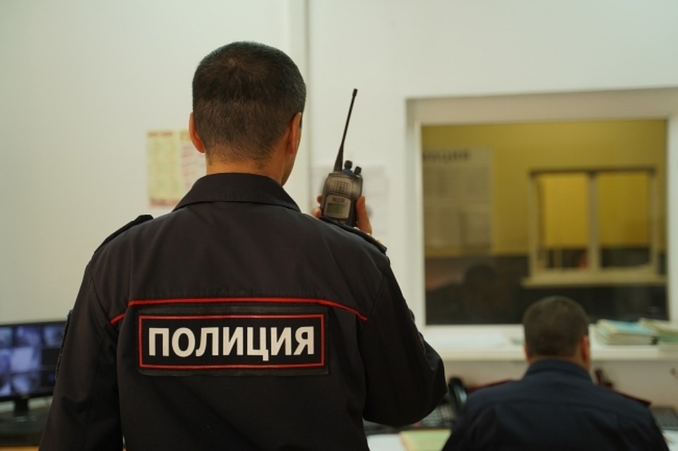 В Хабаровске авиадебошир пытался ударить девушку и рвался в кабину пилотов