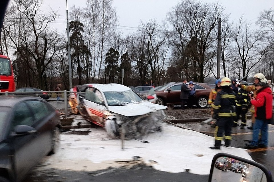 На Выборгском шоссе произошло массовое ДТП. Фото: https://vk.com/spb_today