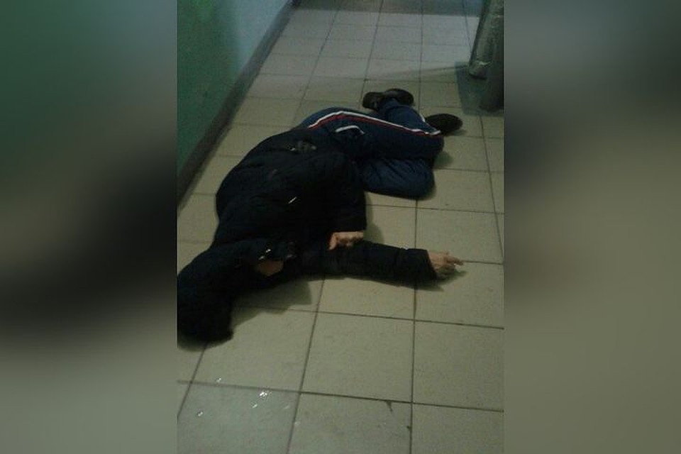 Мимо пьяного мужчину, у которого случился приступ, шли равнодушные люди. Фото: «Подслушано Первомайка»