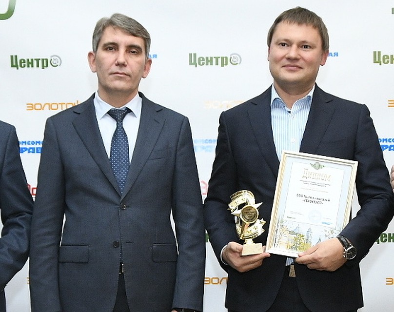 Премию "Тульский бренд" Илье Терехову вручил глава администрации города Дмитрий Миляев