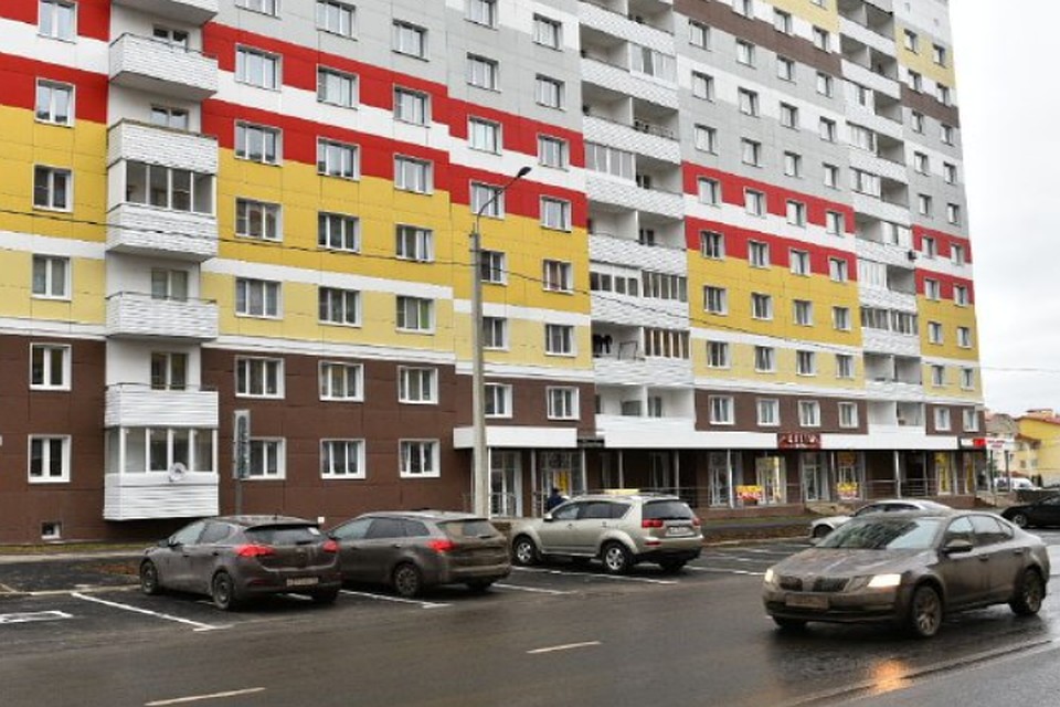 Еще там появились парковочные места и светофоры