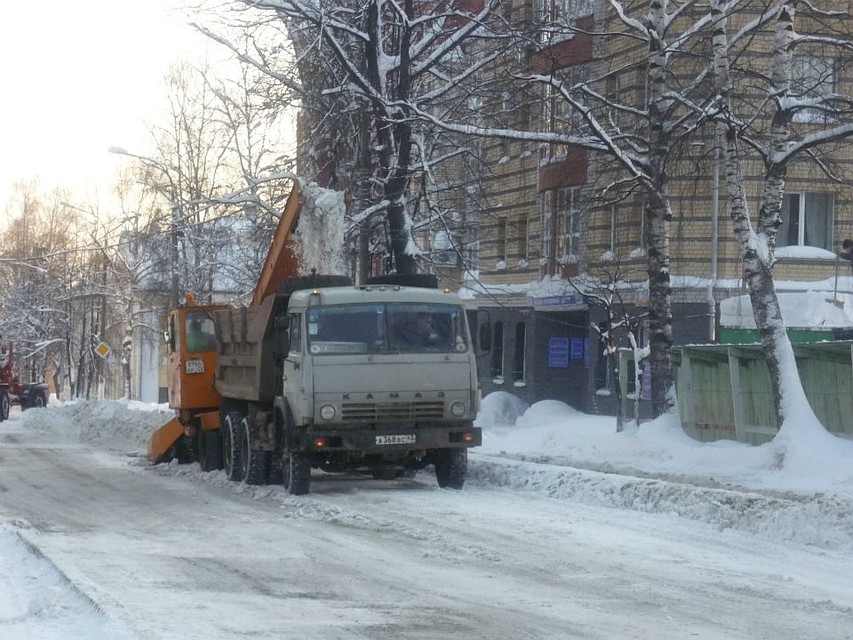 Спецтехника по уборке и вывозу снега работает без выходных.