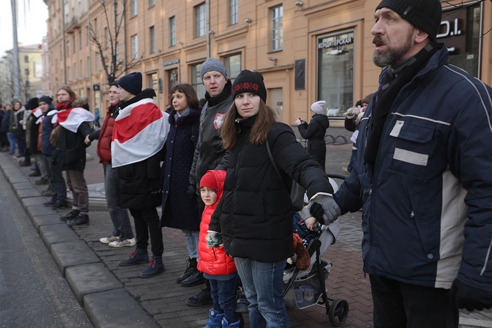 На главном проспекте Минска люди выстроились в «живую цепь», чтобы проявить свое желание быть независимыми.