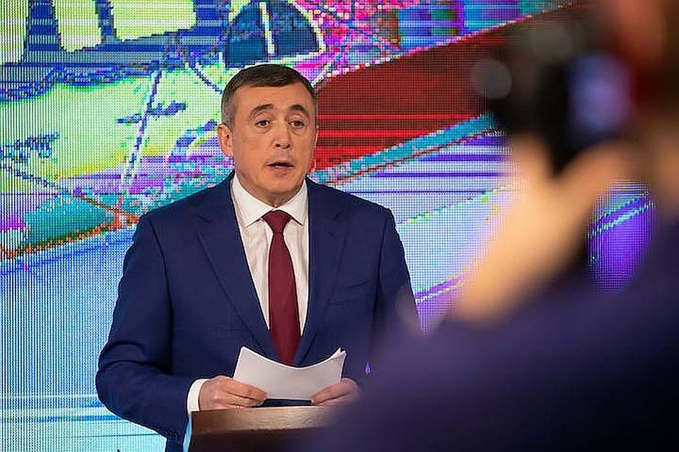 Губернатор региона Валерий Лимаренко ответил на вопросы жителей в прямом эфире программы «Острова. Главное. Специальный выпуск». Фото: кадр видео.