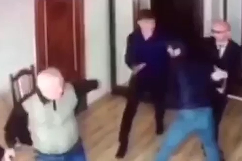Дебошир напал на чиновников