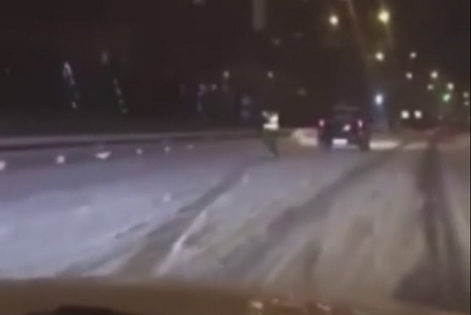 Зацепер на сноуборде прокатился по кемеровской дороге. ФОТО: кадр видео vk.com,"Инцидент Кемерово"