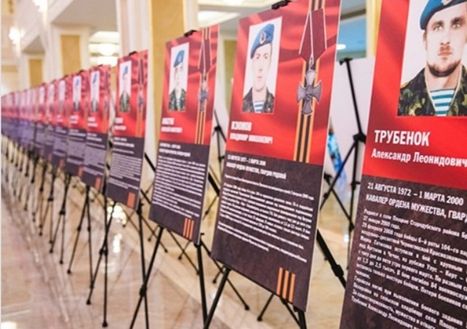 Фото: council.gov.ru. В Совете Федераций открылась выставка о героях-десантниках 6-й роты псковской дивизии.