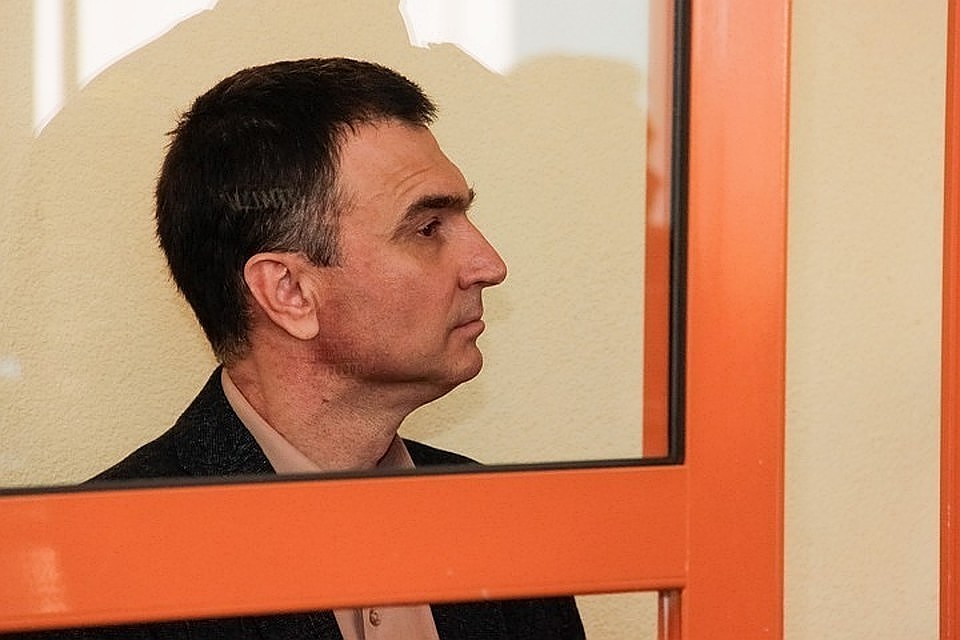 У следователей есть основания подозревать его в получении двух взяток - на сумму 550 и 600 тысяч рублей