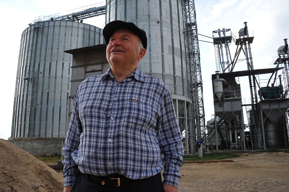 И в «безвременье» Юрий Михайлович не сидел на печи, хотя вполне мог позволить себе это. Занялся выращиванием гречки в Калининградской области.