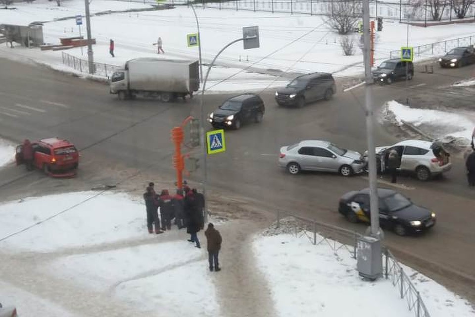 Три автомобиля столкнулись на перекрестке в Кемерове из-за отключенного светофора. ФОТО: Виталий Денисов