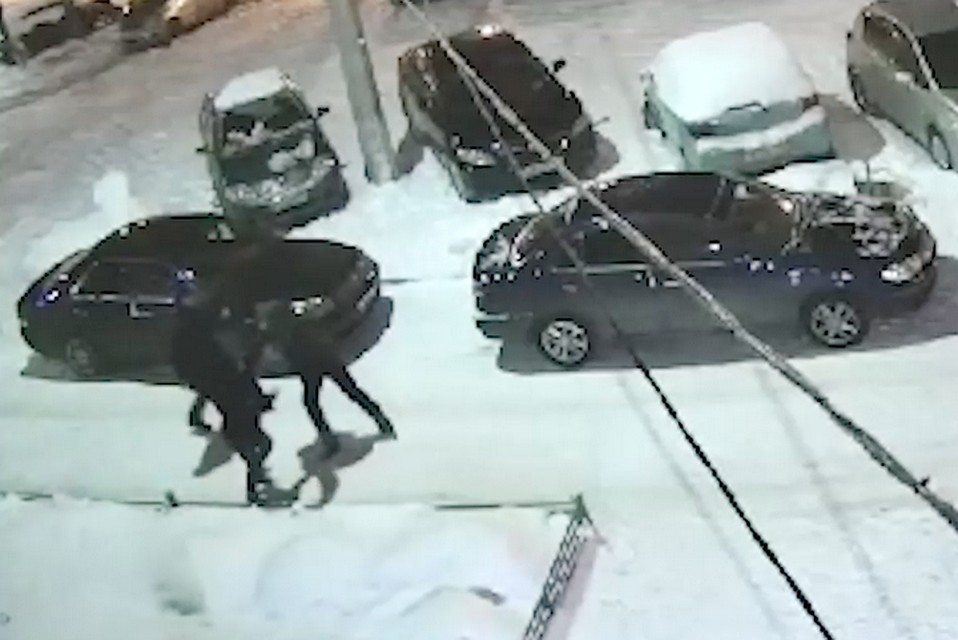 В Кузбассе рецидивист и его подруга избили пенсионера. ФОТО: кадр видео ГУ МВД России по Кемеровской области.