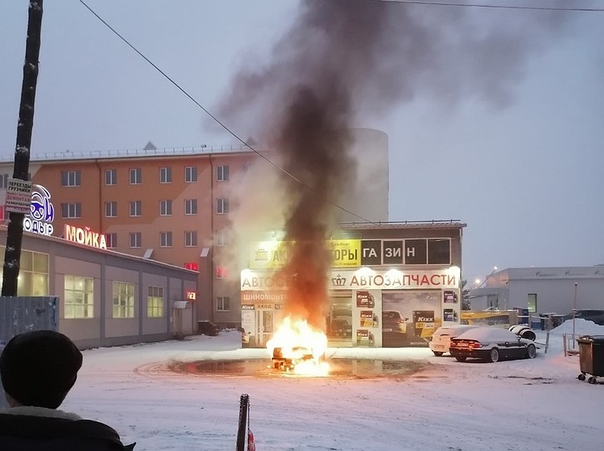В Тюмени утром горел автомобиль. Фото - "ЧС Тюмень".