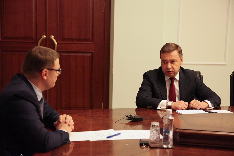 Губернатор Алексей Текслер провел встречу с представителем министерства иностранных дел в Екатеринбурге Александром Харловым. Фото: gubernator74.ru
