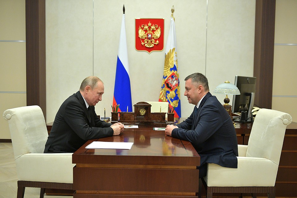 Президент России Владимир Путин и заместитель главы МЧС Игорь Кобзев, назначенный на должность врио губернатора Иркутской области. Фото: Алексей Дружинин/ТАСС
