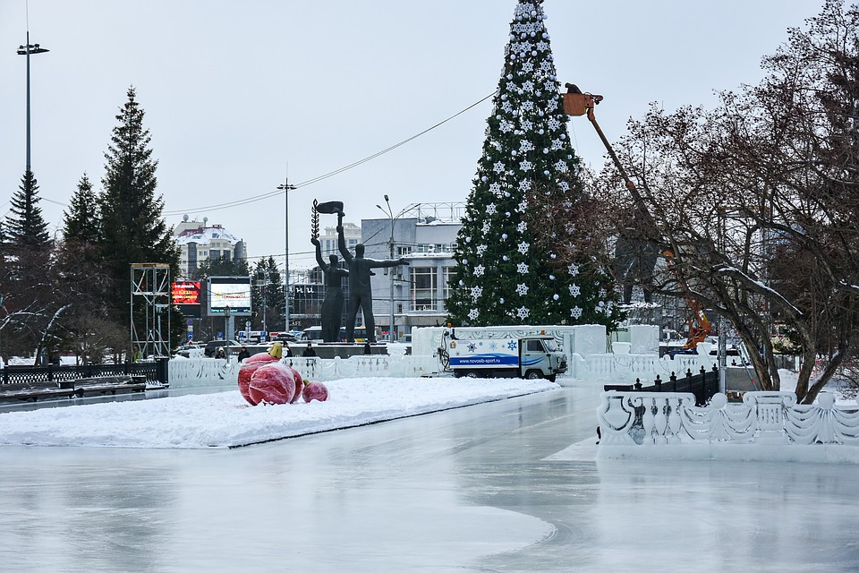 В Новосибирске обустраивают ледовый городок.