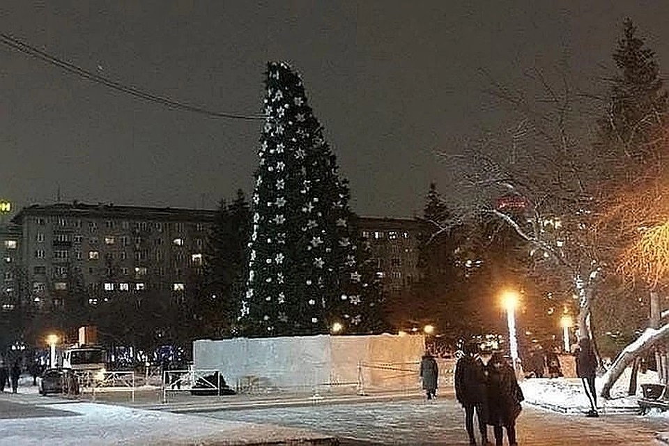 Мэр Новосибирска о кривой городской елке: «Не стали покупать новую, как в Кемерове». Фото: Мария Машанова/Сиб.фм