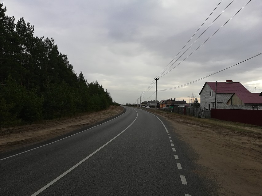 Даже в пасмурную погоду заметно, что освещения улице не хватает.