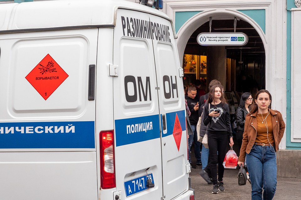 Из-за лжезвонков о минировании в Петербурге эвакуированы почти 15 тыс. человек.