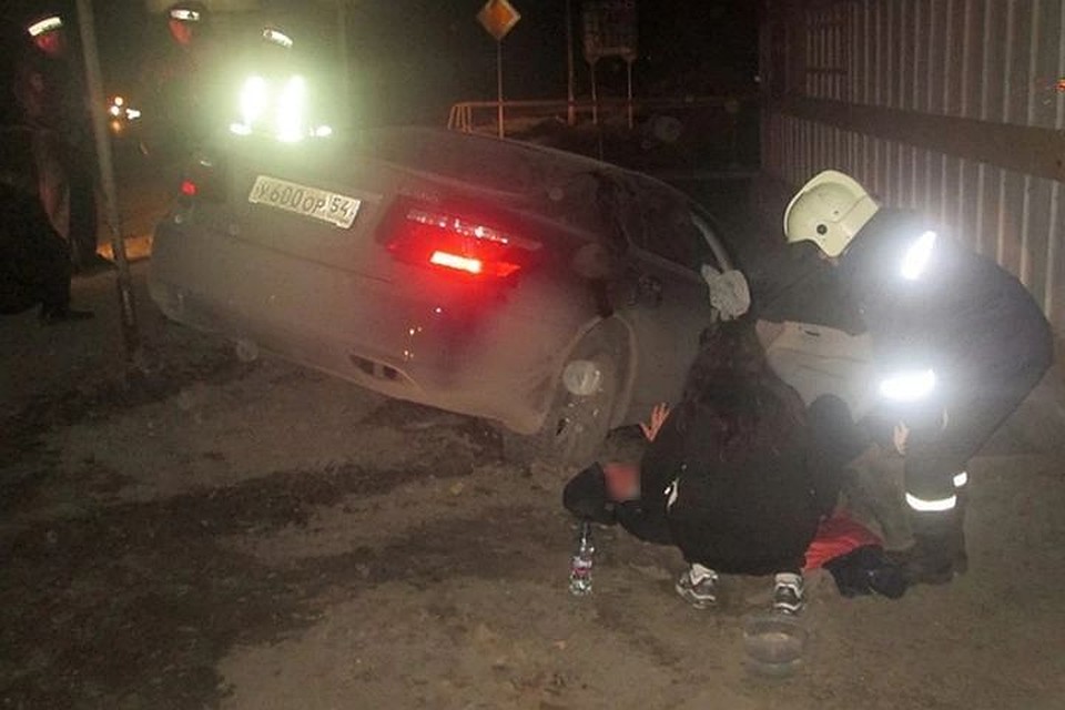 После столкновения полицейский выжил, а пассажирка такси погибла.