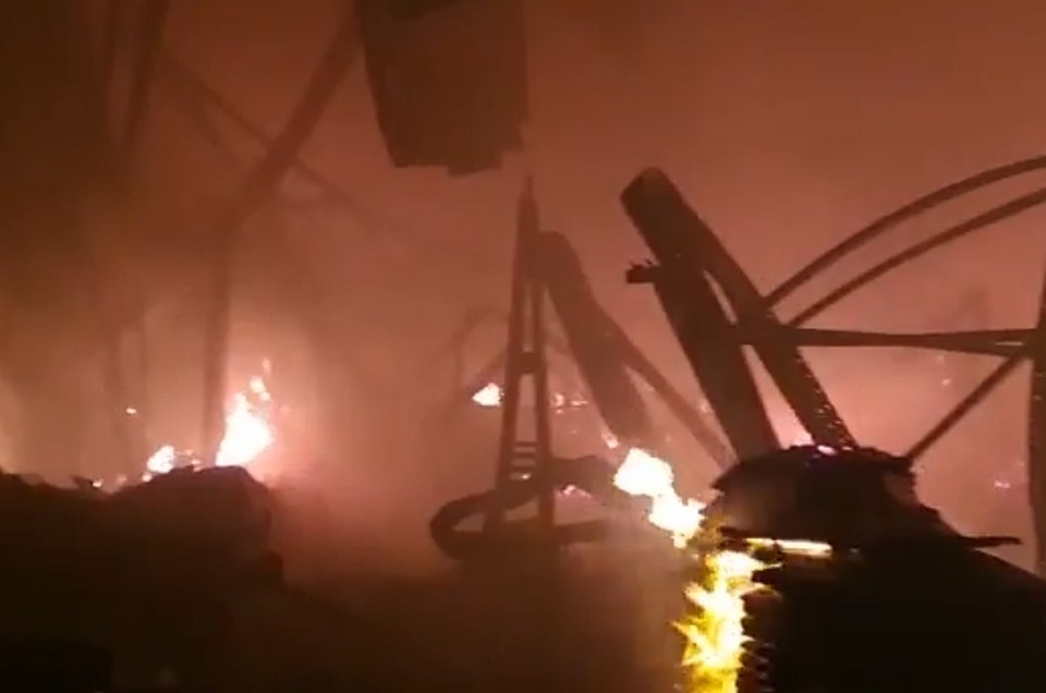 Пылающий ангар того и гляди развалится. Фото: ГУ МЧС России по Петербургу