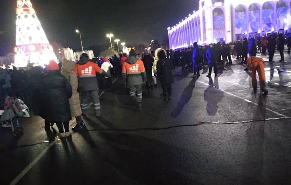 На уборку площади вышли 20 «тазалыковцев».