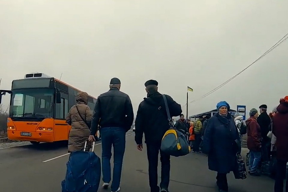 Большинство жителей, пересекающих границу ЛНР и Украины в Станице Луганской, едут за пенсиями и пособиями. Фото: facebook.com/evgeny.kaplin