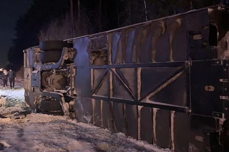 Пассажиры выбирались из автобуса через люк на крыше. Фото: Данил Чернышов