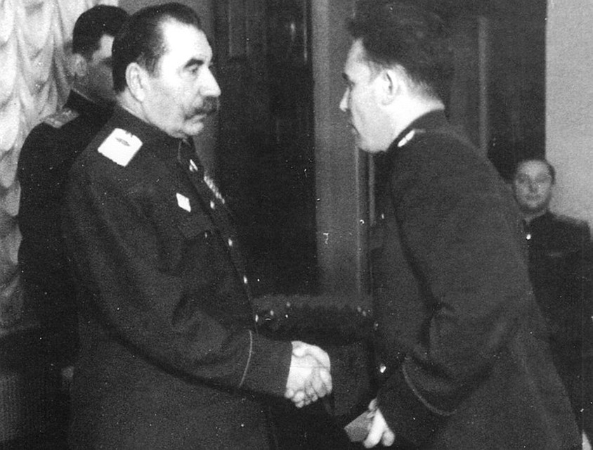 Буденный вручает награду курскому чекисту Николаю Николаеву (1955 год)
