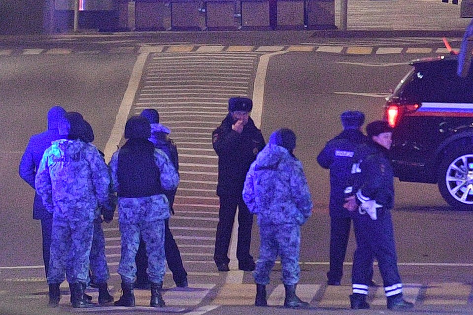 Сотрудники полиции на месте стрельбы в центре Москвы.