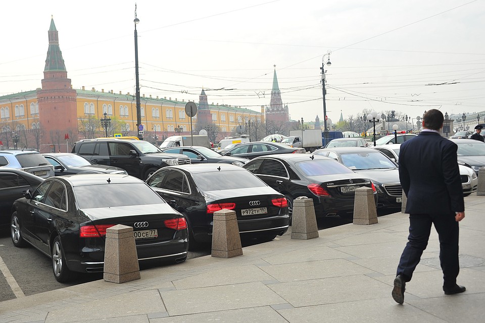 Госслужащих хотят лишить персональных водителей
