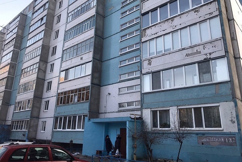 Преступник напал на девушку в доме на улице Звездной