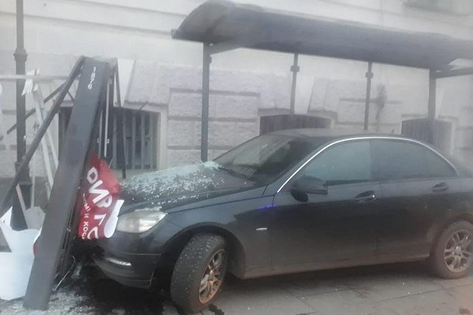 У стен Института Культуры "Мерседес" влетел в остановку. Фото: УГИБДД по СПб и ЛО