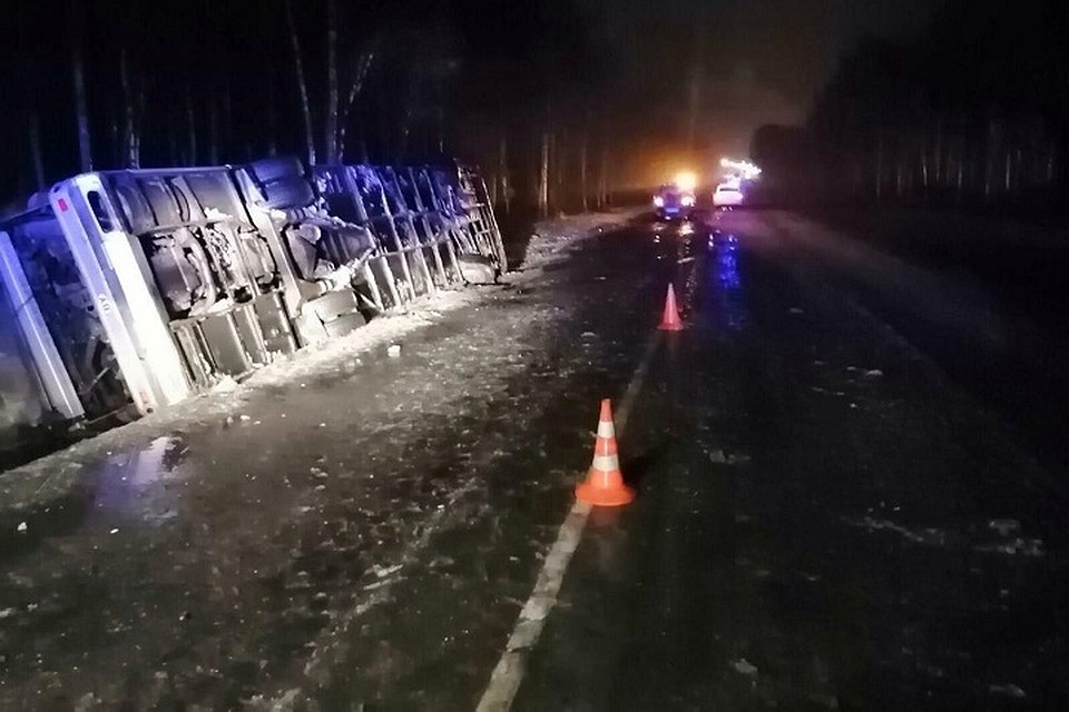 Автобус Минск-Петербург попал в ДТП под Псковом. Фото: УМВД РФ по Псковской области.