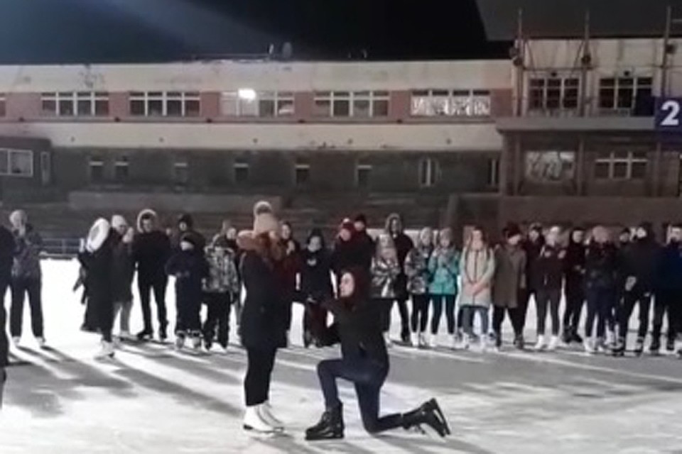 «Как романтично»: В канун Нового года нижегородец прямо на катке сделал предложение своей девушке.