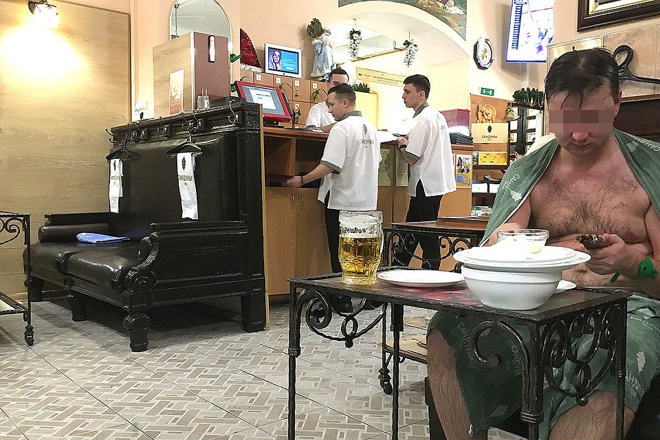 В помещении Сандуновских бань.