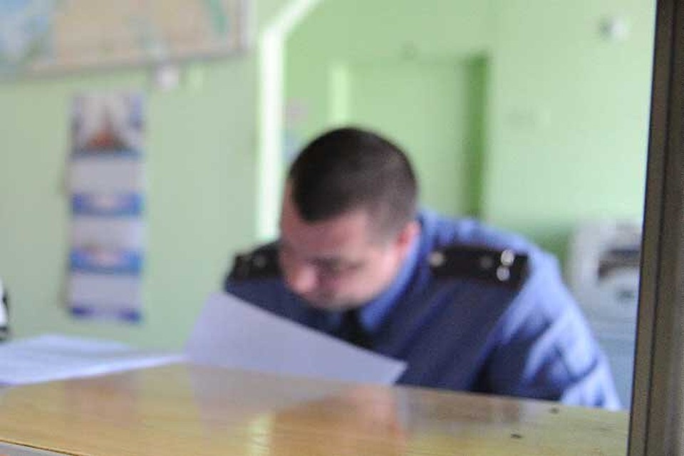 Молодого человека увели со сцены полицейские.