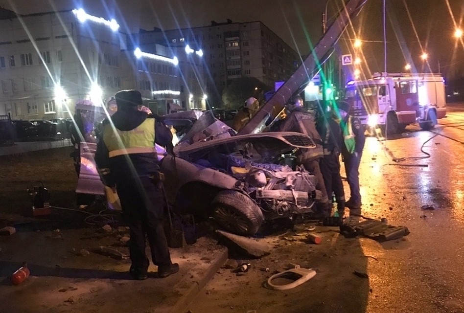 От удара о столб на "Мерседесе" не осталось живого места. Фото: vk.com/spb_today